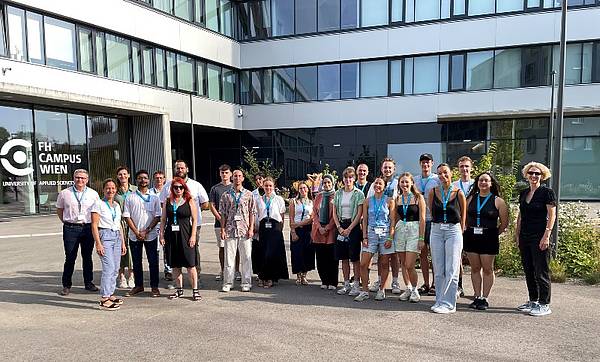 Eine Gruppe internationaler Studierender und Lehrender vor der FH Campus Wien. 