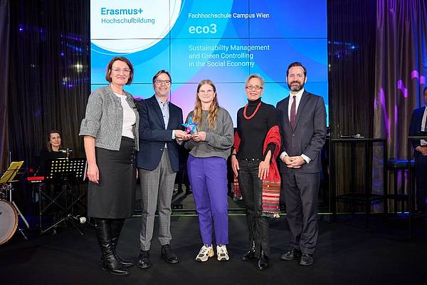 Preisträger Peter Stepanek bei der Verleihung des Erasmus+ und ESK Awards 2024. Von links nach rechts: Margareta Scheuringer, Sektionschefin im Bundesministerium für Bildung, Wissenschaft und Forschung, Preisträger Peter Stepanek, Marianne Skopal, wissenschaftliche Mitarbeiterin (FH Campus Wien), Evelyn Süss-Stepancik, Vizerektorin für Lehre und Internationales (FH Campus Wien) und OeAD-Geschäftsführer Jakob Calice. 