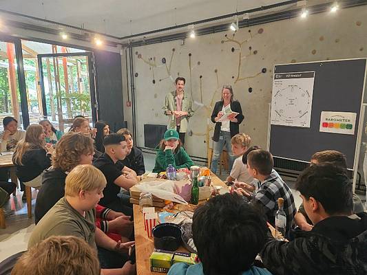 Workshop mit Schüler*innen zum Thema Recycling im Rahmen der Klima Biennale. 