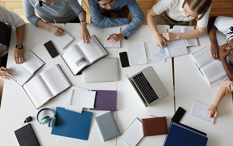 Studierende beim Schreiben und Lernen