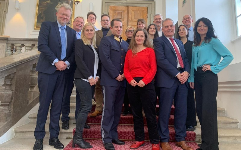 Personen stehen auf einer Treppe und posieren für ein Foto