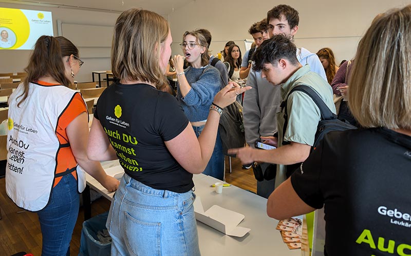 Menschen beim Wangenabstrich für Stammzellspende