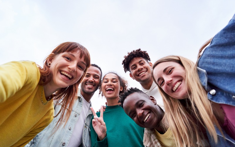 Sechs junge Menschen schauen in die Kamera, das Foto ist von unten aufgenommen