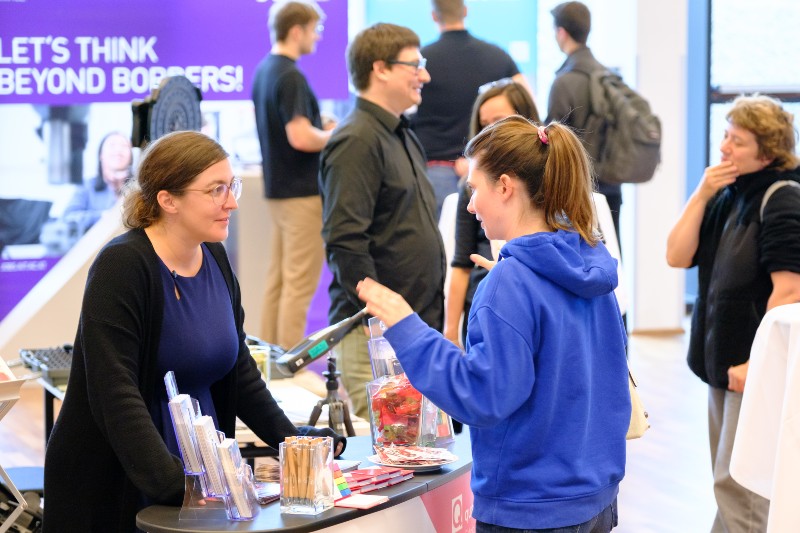 Studierende informieren sich bei den Aussteller*innen der Job- und Karrieremesse Technik 2024.