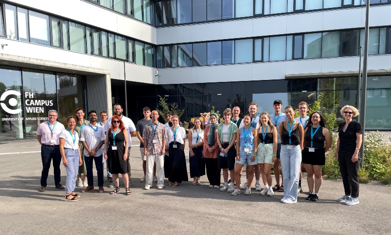 Eine Gruppe internationaler Studierender und Lehrender vor der FH Campus Wien. 